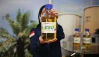Botol bahan bakar solar B50 biodiesel energi terbarukan Indonesia