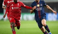 Vitinha PSG menguasai bola dibayangi Ryan Gravenberch Liverpool Liga Champions