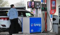 pengisian BBM di Inggris harga energi naik Eropa