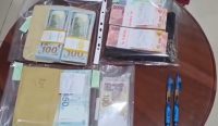 Penyidik Komisi Pemberantasan Korupsi (KPK) menyita logam mulia (emas) hingga uang tunai senilai Rp2 miliar yang diduga milik Direktur Penindakan dan Penyidikan pada Direktorat Jenderal Bea Cukai. Foto: Satrio/diksimerdeka.com
