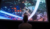 Petugas Canadian Space Agency menyaksikan astronaut Artemis II saat misi terbang lintas bulan