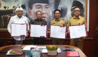 Penandatanganan dilakukan langsung oleh Gubernur Bali Wayan Koster, Bupati Badung I Wayan Adi Arnawa, Wali Kota Denpasar I Gusti Ngurah Jaya Negara, serta Bupati Gianyar I Made Agus Mahayastra, pada Senin (13/4/2026).