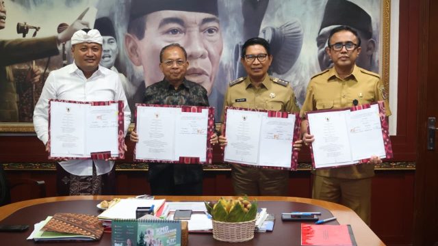 Penandatanganan dilakukan langsung oleh Gubernur Bali Wayan Koster, Bupati Badung I Wayan Adi Arnawa, Wali Kota Denpasar I Gusti Ngurah Jaya Negara, serta Bupati Gianyar I Made Agus Mahayastra, pada Senin (13/4/2026).