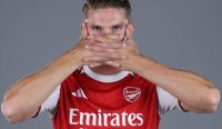 Viktor Gyokeres selebrasi topeng bersama Arsenal jelang laga Sporting Lisbon vs Arsenal