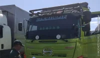 Petugas Karantina Bali memeriksa truk pengangkut sapi kurban yang ditahan di Gilimanuk karena diduga menggunakan dokumen palsu.