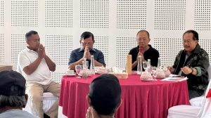 Gubernur Bali Wayan Koster bersama Bupati Buleleng Nyoman Sutjidra saat berdiog dengan warga di Turyapada Tower. Foto: dok/Pemprov Bali