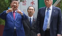 Donald Trump dan Xi Jinping berkeliling kompleks kepemimpinan Zhongnanhai di Beijing.