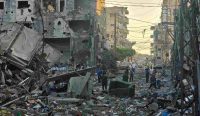 Warga memeriksa lokasi bangunan yang hancur akibat serangan udara Israel semalam di Kota Tyre, Lebanon selatan.