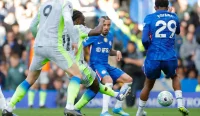 Pemain Manchester City, Jérémy Doku, mencetak gol setelah merebut bola dari gelandang Chelsea, Moisés Caicedo, dalam pertandingan sengit di Wembley.
