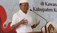 Gubernur Bali Wayan Koster saat memberi sambutan upacara dimulainya penataan Parahyangan Besakih, Jumat (1/5/26). Foto: tim/diksimerdeka.com