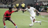 Pemain Ghana Abdul Fatawu mencoba melewati Antonio Hossi dari Angola dalam laga yang berakhir imbang 1-1 dan memastikan Ghana gagal melangkah lebih jauh.