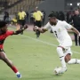 Pemain Ghana Abdul Fatawu mencoba melewati Antonio Hossi dari Angola dalam laga yang berakhir imbang 1-1 dan memastikan Ghana gagal melangkah lebih jauh.