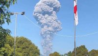 Awan abu vulkanik membumbung tinggi setelah erupsi Gunung Dukono di Pulau Halmahera, Maluku Utara.