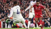 Bek Aston Villa mencoba menghentikan dribbling gelandang Liverpool Ryan Gravenberch dalam laga Premier League di Villa Park, 11 November 2025. Liverpool menang 2-0 atas tuan rumah.