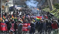 Ribuan demonstran turun ke jalan di La Paz, Bolivia, memprotes krisis ekonomi dan kenaikan biaya hidup.