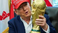 Harga tiket Piala Dunia 2026 menjadi sorotan saat Donald Trump berpose dengan trofi World Cup.