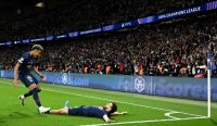 Désiré Doué dan Khvicha Kvaratskhelia merayakan kemenangan dramatis PSG atas Bayern Munich dengan skor 5-4 pada leg pertama semifinal Liga Champions di Parc des Princes.