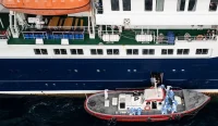 Penumpang menyaksikan evakuasi pasien dari kapal MV Hondius yang terdampak wabah hantavirus di lepas pantai Cape Verde.