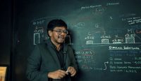 Ferry Irwandi menjelaskan analisis pertumbuhan ekonomi Indonesia 5,61 persen dalam tayangan YouTube miliknya.