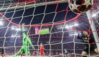 Ousmane Dembélé merayakan gol cepatnya yang membawa PSG unggul atas Bayern Munich di semifinal Liga Champions.