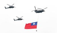 Helikopter Chinook Taiwan membawa bendera nasional dalam parade militer di tengah isu penjualan senjata AS ke Taiwan dan meningkatnya ketegangan dengan China.