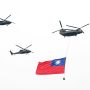 Helikopter Chinook Taiwan membawa bendera nasional dalam parade militer di tengah isu penjualan senjata AS ke Taiwan dan meningkatnya ketegangan dengan China.