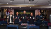 Petugas Imigrasi menunjukkan barang bukti kasus penipuan daring WNA di Sukabumi