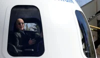 Jeff Bezos menghadiri Space Symposium ke-33 di Colorado Springs, Amerika Serikat, sebelum Blue Origin mengalami ledakan roket New Glenn yang mengancam jadwal misi Bulan NASA.