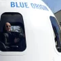 Jeff Bezos menghadiri Space Symposium ke-33 di Colorado Springs, Amerika Serikat, sebelum Blue Origin mengalami ledakan roket New Glenn yang mengancam jadwal misi Bulan NASA.
