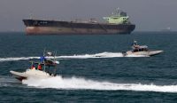 Kapal-kapal kecil Garda Revolusi Iran melintas di dekat kapal tanker minyak di perairan Bandar Abbas, Iran selatan.