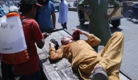 Suasana panas ekstrem di Karachi, Pakistan, saat suhu mencapai 44,1 derajat Celsius.