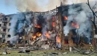 Petugas pemadam kebakaran memadamkan api di gedung apartemen Kyiv yang rusak akibat serangan rudal Rusia