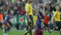 Thierry Henry tampak kecewa setelah Arsenal kalah dari Barcelona pada final Liga Champions 2006 di Stade de France.