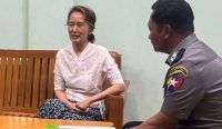 Aung San Suu Kyi berbicara di lokasi rahasia dalam foto resmi militer Myanmar