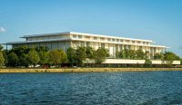 Gedung Kennedy Center di Washington DC yang menjadi pusat sengketa hukum terkait Trump Kennedy Center dan perubahan nama lembaga seni nasional Amerika Serikat.