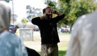 Anggota komunitas Muslim berkumpul di lokasi penembakan di Islamic Center San Diego, California.