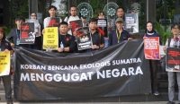 Korban bencana ekologis Sumatera bersama tim advokasi menggelar aksi dan menggugat negara di depan PTUN Jakarta.