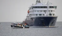 Kapal pesiar MV Hondius berlabuh di lepas pantai Tenerife setelah lebih dari 100 penumpang dievakuasi akibat wabah hantavirus.