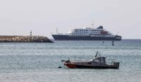 Kapal pesiar MV Hondius berlabuh di lepas pantai Praia, Pulau Santiago, Cape Verde, di tengah penyelidikan dugaan wabah hantavirus.