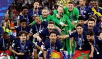 Marquinhos mengangkat trofi Liga Champions setelah PSG mengalahkan Arsenal pada final Liga Champions 2026.