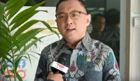 Anggota Komisi XI DPR RI Marwan Cik Asan memberikan keterangan usai rapat kerja dengan Bank Indonesia di Kompleks Parlemen Senayan.