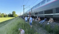 Penumpang kereta Paris-Nice keluar dari gerbong dan berteduh di pinggir rel saat gelombang panas ekstrem melanda Prancis.