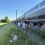 Penumpang kereta Paris-Nice keluar dari gerbong dan berteduh di pinggir rel saat gelombang panas ekstrem melanda Prancis.