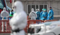 Penumpang kapal MV Hondius mengenakan pakaian pelindung saat dievakuasi menuju bus militer setelah wabah hantavirus.