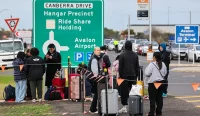 Penumpang menunggu di luar Bandara Avalon Australia setelah evakuasi akibat ancaman bom.