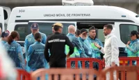 Petugas kesehatan dan keamanan berjaga di Pelabuhan Granadilla de Abona setelah kapal pesiar MV Hondius tiba di Tenerife akibat wabah hantavirus.