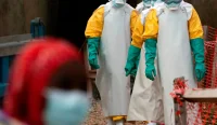 Petugas kesehatan mengenakan pakaian pelindung di pusat perawatan Ebola di Beni, Republik Demokratik Kongo.