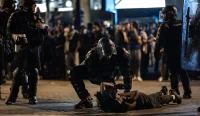 Kerusuhan PSG Juara Liga Champions: Polisi antihuru-hara menangkap seorang pendukung PSG di kawasan Champs-Elysees, Paris, setelah perayaan kemenangan atas Arsenal berubah menjadi kerusuhan.