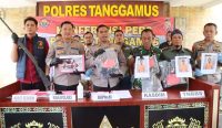 Konferensi pers pengungkapan kasus perburuan rusa sambar oleh Polres Tanggamus bersama TNI dan TNBBS di Mapolres Tanggamus.