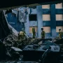 Petugas penyelamat membersihkan puing-puing di dalam Museum Nasional Chornobyl yang rusak akibat serangan rudal Rusia di Kyiv, Ukraina.